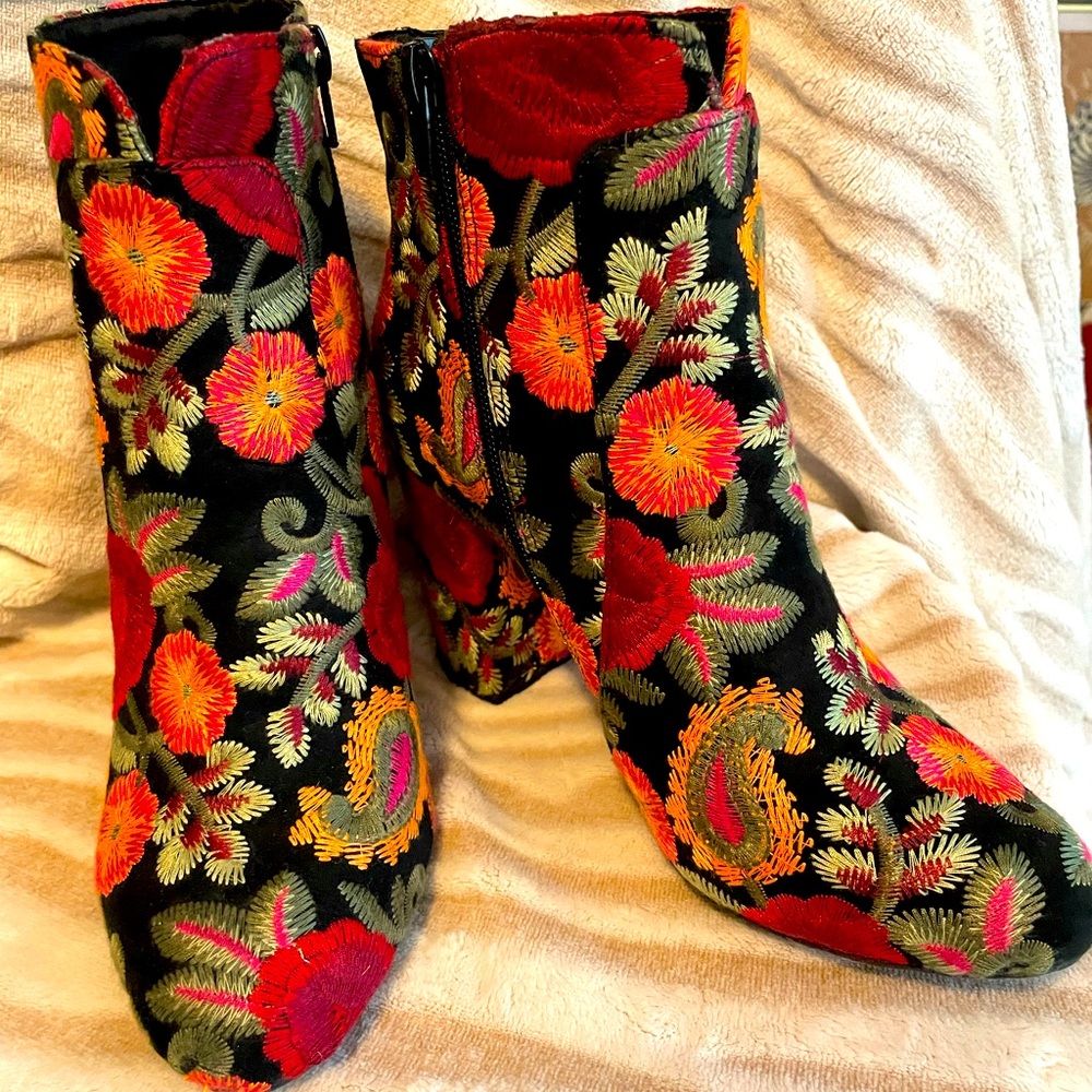 MIA Rosebud booties size 6.5. Only worn once. Excellent condition in box.